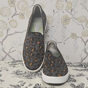 ALIGN LEOPART SPOT GRAY,BLACK AND TAN SLIP ON WOMENS 11M